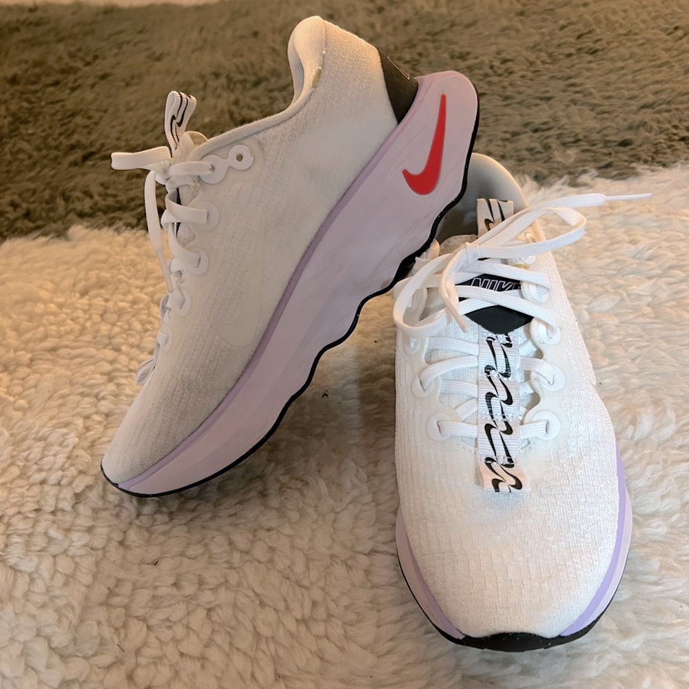 NIKE - WOMEN’S MOTIVA WALKING SHOES - WHITE LILAC BLOOM - SIZE 7.5